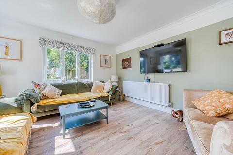 8 Bucknam Close, Kessingland, Lowestoft, NR33 7NX