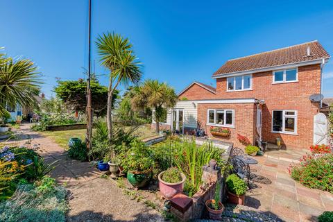 8 Bucknam Close, Kessingland, Lowestoft, NR33 7NX