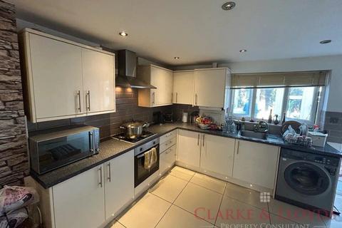 4 bedroom end of terrace house for sale, Ilford IG3
