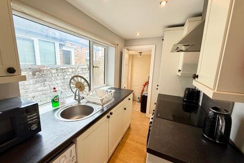 3 bedroom terraced house to rent, Refinery Street, Newcastle-Under-Lyme ST5