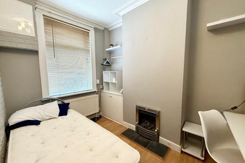 3 bedroom terraced house to rent, Refinery Street, Newcastle-Under-Lyme ST5