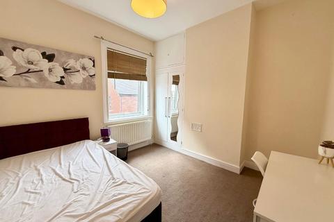 3 bedroom terraced house to rent, Refinery Street, Newcastle-Under-Lyme ST5