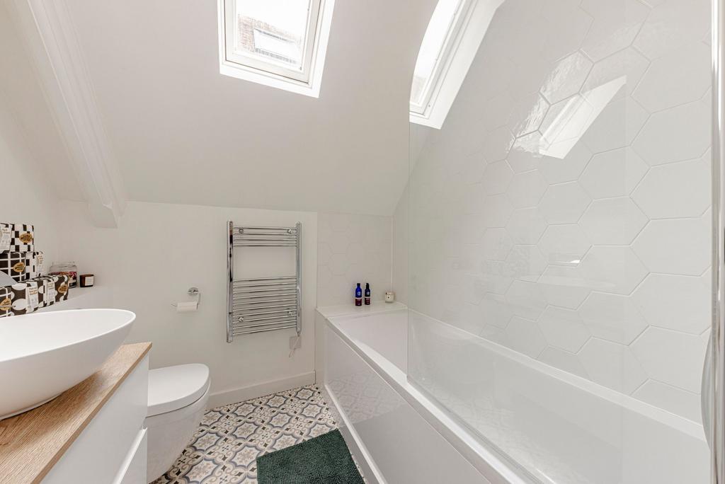 Bathroom W.C (2)