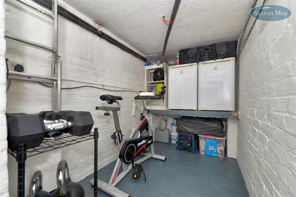 Carr rd - basement 8902.jpg