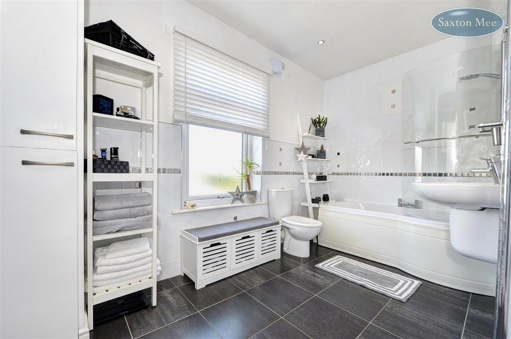 Carr rd - bathroom 8863.jpg
