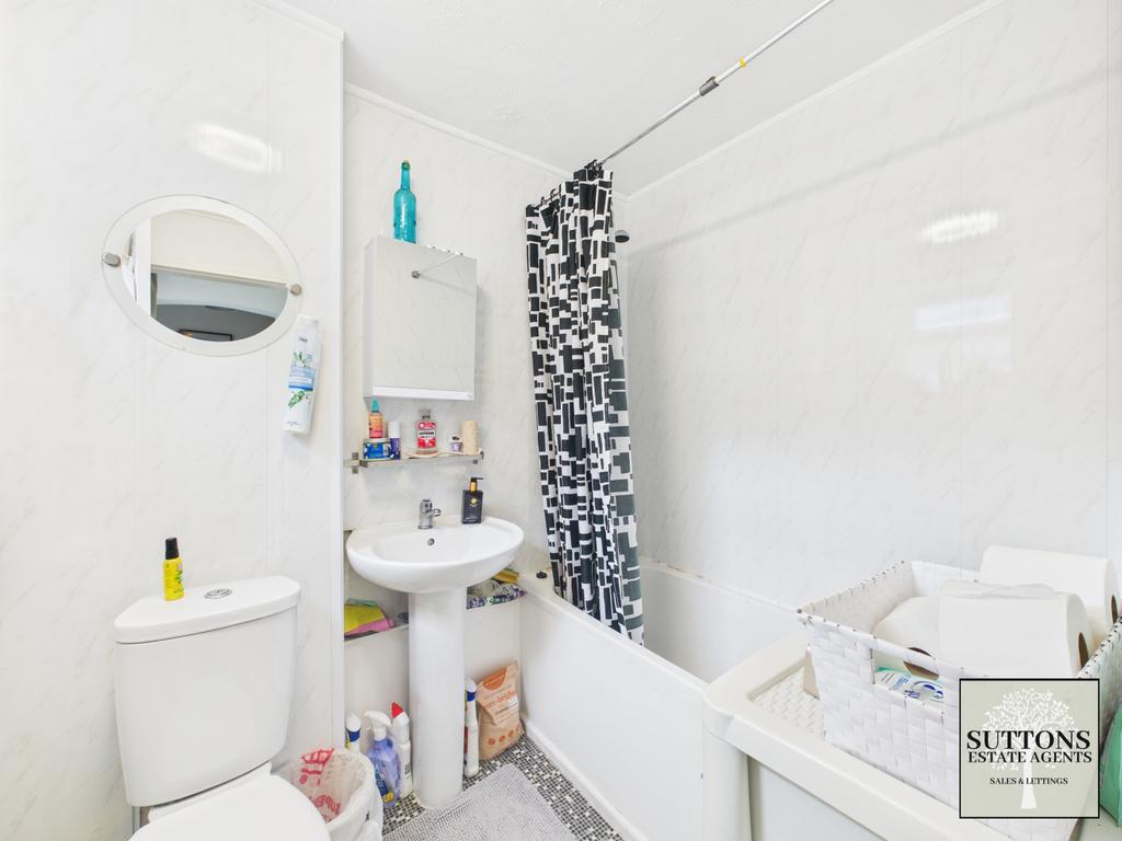 Flat 1 bathroom