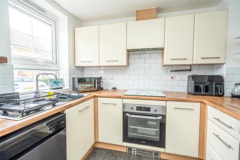 15 Thruxton Avenue, Wolverhampton, WV10 6GJ