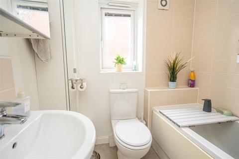 15 Thruxton Avenue, Wolverhampton, WV10 6GJ
