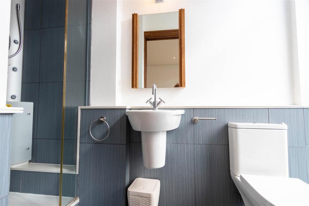 En-suite 2.jpg