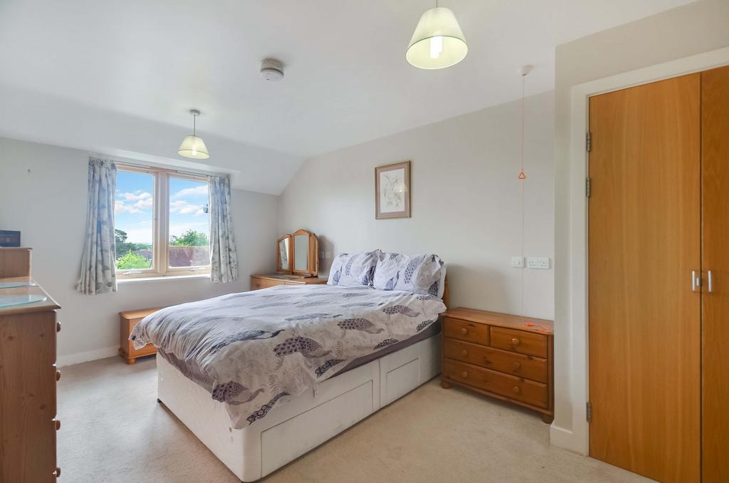 Bedroom 1 Pic (4).jpg