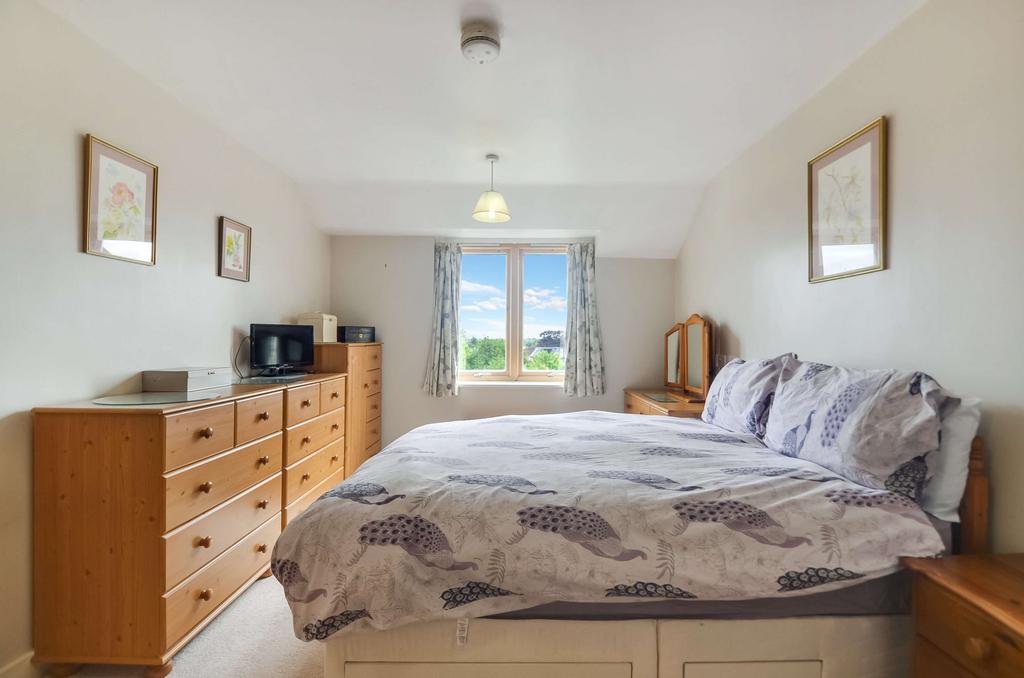 Bedroom 1 Pic (3).jpg