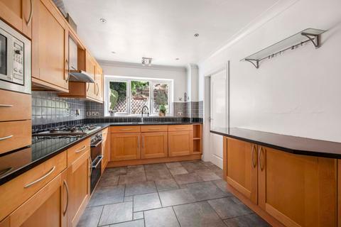 4 Bridgewater Drive, Wombourne, Wolverhampton, WV5 8EN