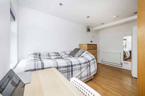 Studio to rent, Hammersmith Grove, London W6