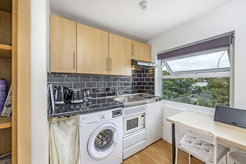 Studio to rent, Hammersmith Grove, London W6