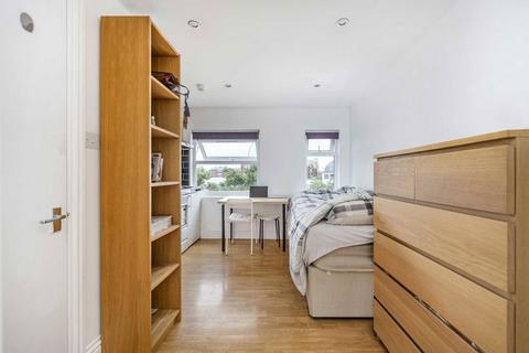Studio to rent, Hammersmith Grove, London W6