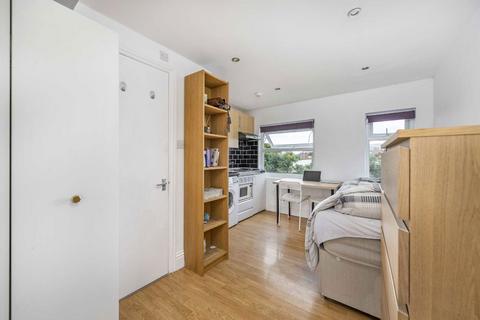 Studio to rent, Hammersmith Grove, London W6