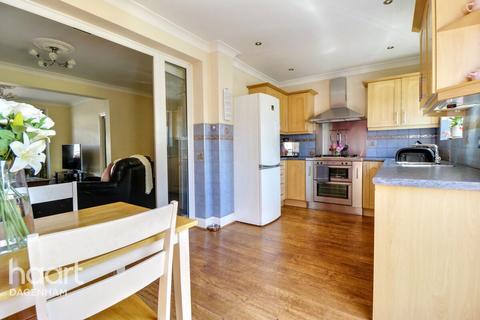 3 bedroom end of terrace house for sale, Auriel Avenue, Dagenham