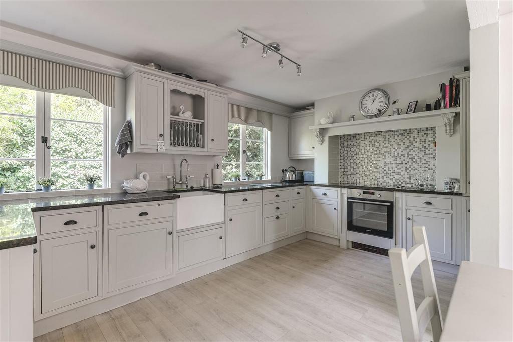 Kitchen b.jpg