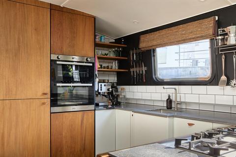undefined, Canary Wharf, London, E14