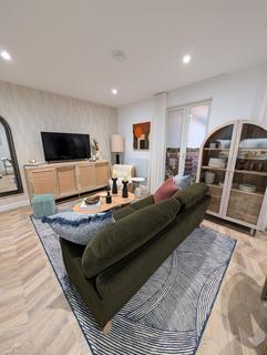 3 bedroom apartment for sale, Woodhill, London SE18