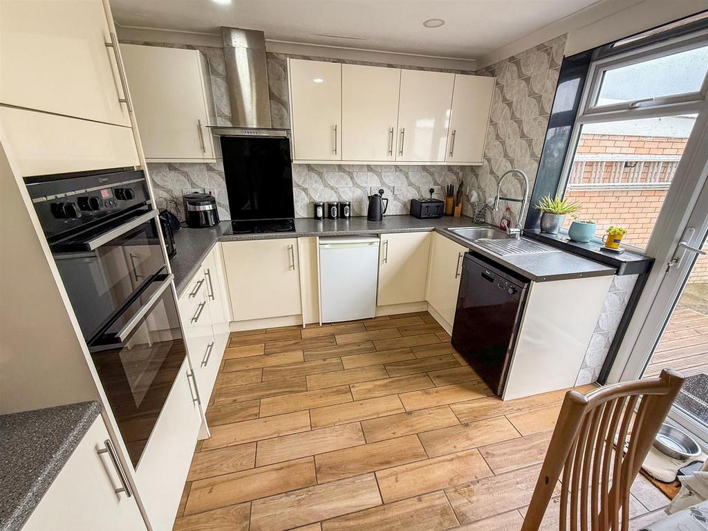 Kitchen/ Breakfast Room