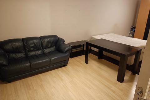 4 bedroom semi-detached house to rent, Clare Road, Stanwell TW19