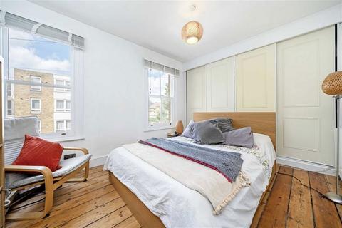 2 bedroom house to rent, Hassendean Road, London SE3