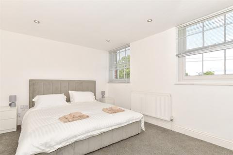 4 bedroom end of terrace house for sale, West Street, Faversham ME13