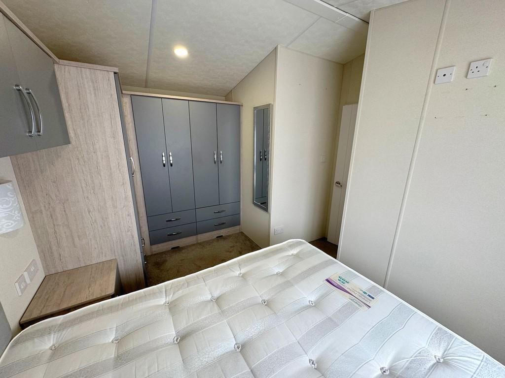 62 Bed 1 to wardrobe