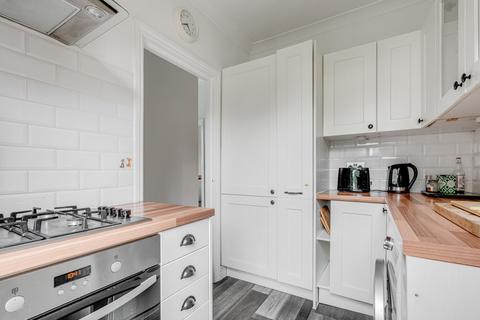 Flat B, 62 Crouch Hill, London, N8 9EE