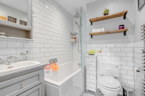 Flat B, 62 Crouch Hill, London, N8 9EE