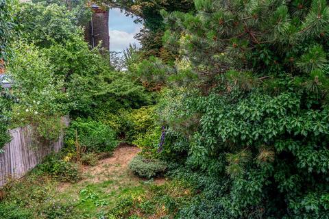 Flat B, 62 Crouch Hill, London, N8 9EE