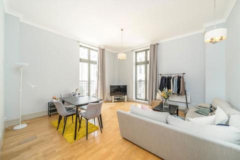 2 bedroom flat to rent, Forum Magnum Square, London SE1