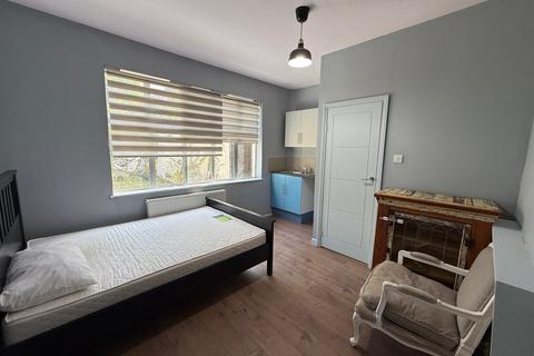 1 bedroom in a house share to rent, Forty Avenue, Wembley, HA9