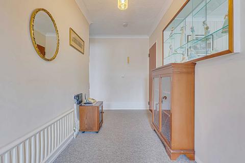 2 bedroom detached bungalow for sale, Princes Avenue, Benfleet, SS7