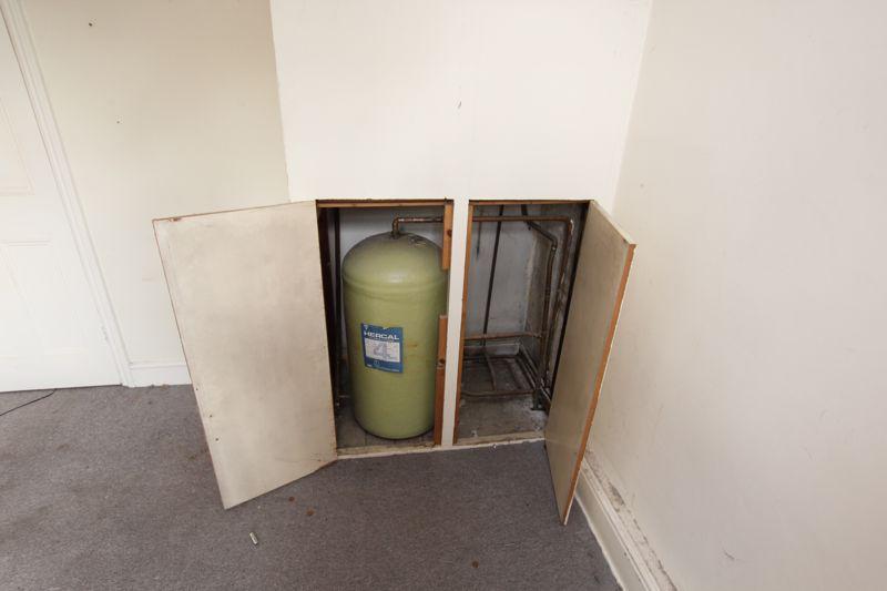 Hot water tank -...