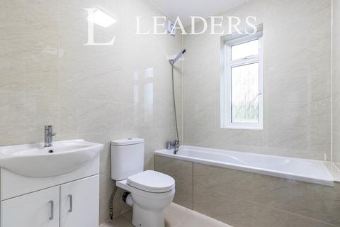 5 bedroom semi-detached house to rent, Stoughton Avenue, Cheam