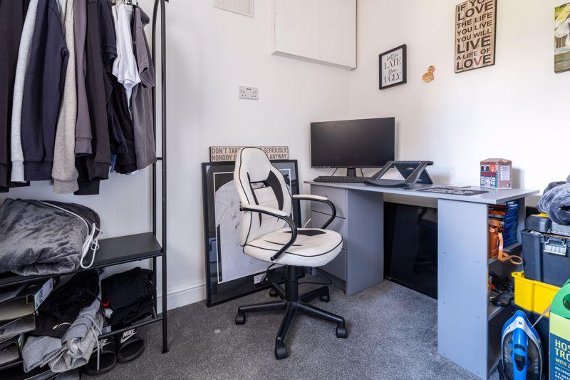 Bedroom/ Study
