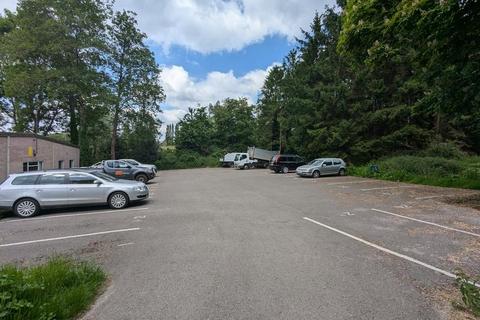Distribution warehouse to rent - 22 Gosden Cmn Guildford GU5 0AJ