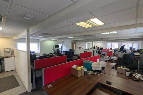 Distribution warehouse to rent, 22 Gosden Cmn Guildford GU5 0AJ