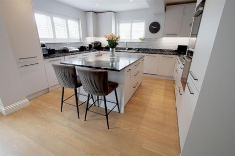 4 bedroom semi-detached house for sale, Graham Close, Billericay CM12