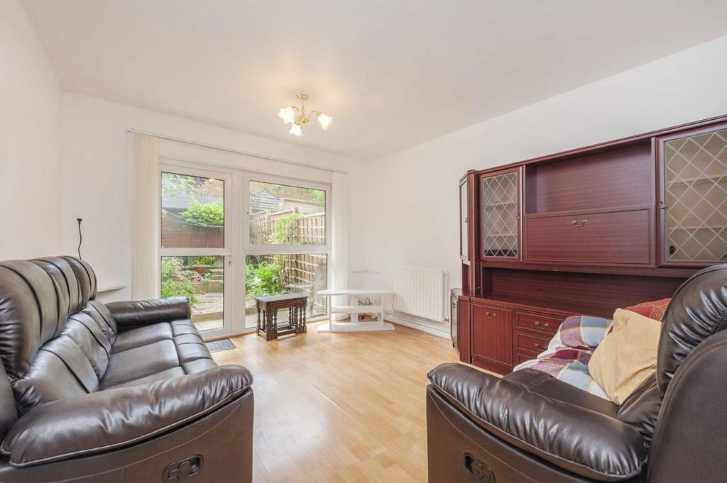 Bartholomew Close, London SW18 2 bed terraced house - £2,350 pcm (£542 pw)