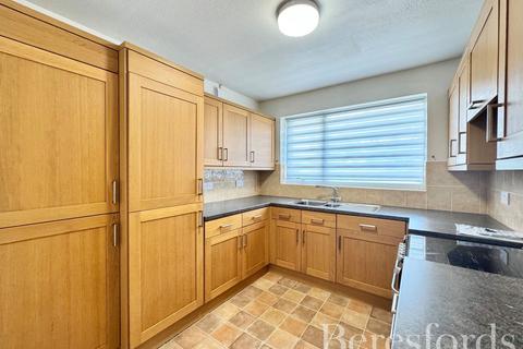 6 Thorncroft, Hornchurch, RM11 1EU