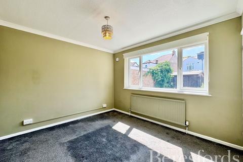 6 Thorncroft, Hornchurch, RM11 1EU