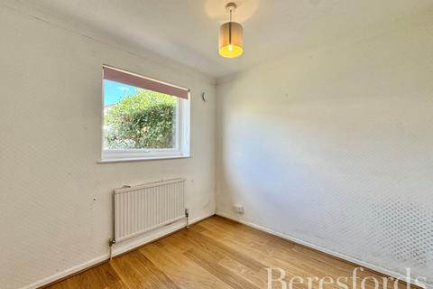 6 Thorncroft, Hornchurch, RM11 1EU