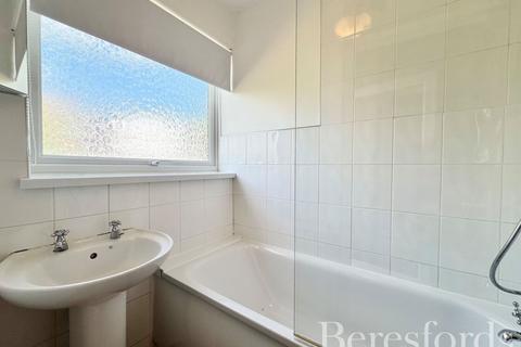 6 Thorncroft, Hornchurch, RM11 1EU