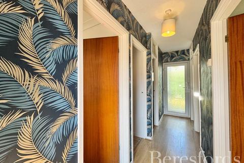 6 Thorncroft, Hornchurch, RM11 1EU