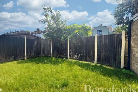 6 Thorncroft, Hornchurch, RM11 1EU