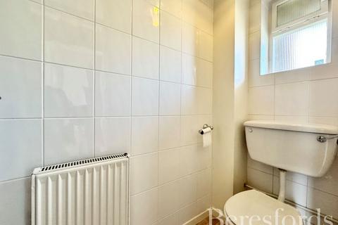 6 Thorncroft, Hornchurch, RM11 1EU