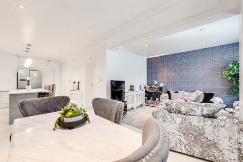 2 bedroom flat for sale, London Road, Leigh-on-sea, SS9